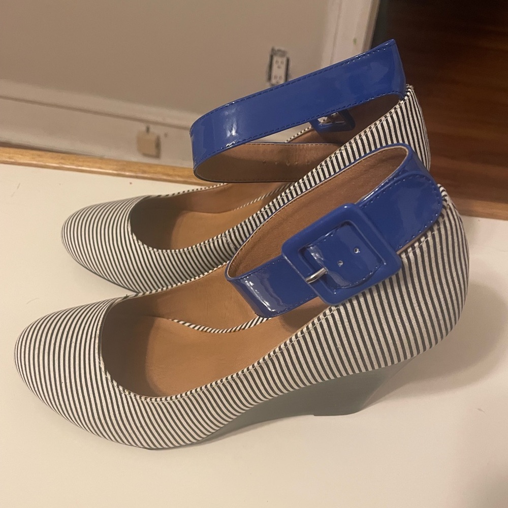 White and black striped wedge shoes